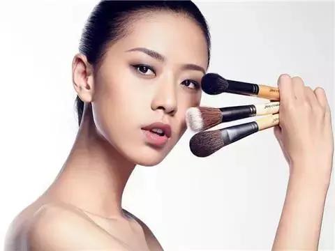你天天化妆，你可知道化妆品什么成份导致痘痘？